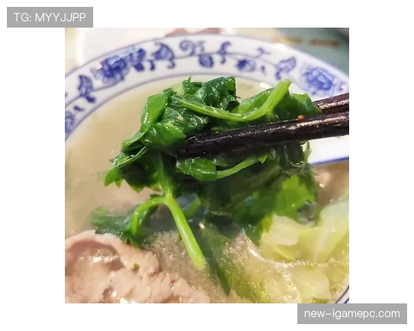 柳雅慧训练完直接啃生鸡胸肉，这自律看得我饭都吃不香了